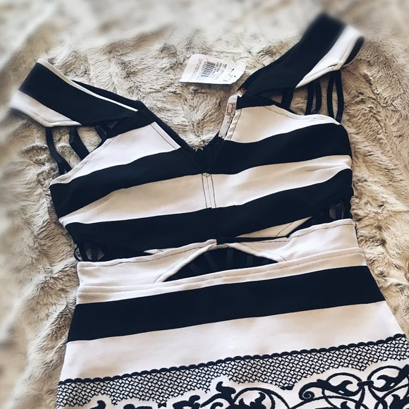 Show-Stopping Black & White Dress: Never Worn! - Picture 7 of 7